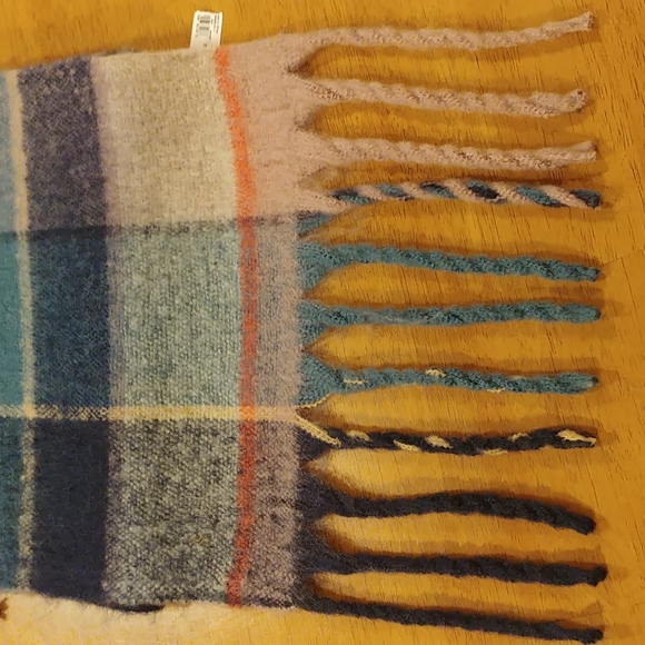 NWT🧣Old Navy-Long Scarf/Wrap Winter Warm Long Fringe - Picture 5 of 6